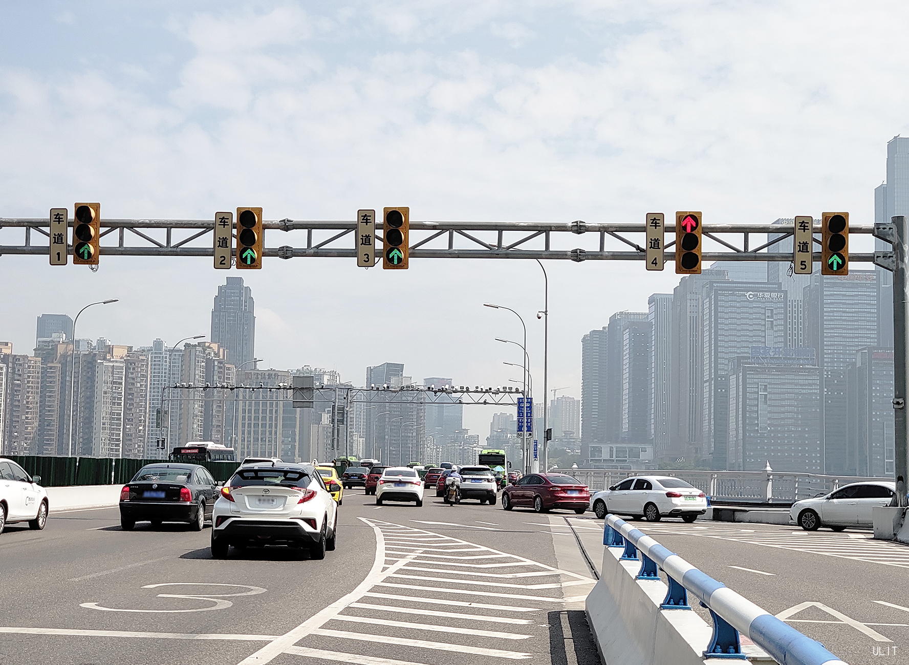 1.1.13.1智能多車(chē)道匯入(車(chē)牌打碼).jpg 1.1.13.1智能多車(chē)道匯入(車(chē)牌打碼).jpg